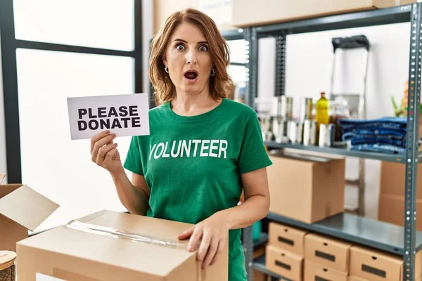 Middle Age Woman Wearing Volunteer Shirt Holding Please Donate Banner — Stock Photo, Image