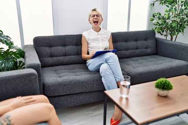 Jonge Psycholoog Vrouw Consultatiebureau Boos Gek Schreeuwend Gefrustreerd Woedend Schreeuwend — Stockfoto