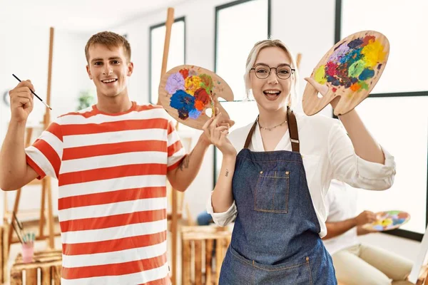 Grupo Personas Dibujando Estudio Arte Hombre Mujer Sonriendo Feliz Sosteniendo —  Fotos de Stock