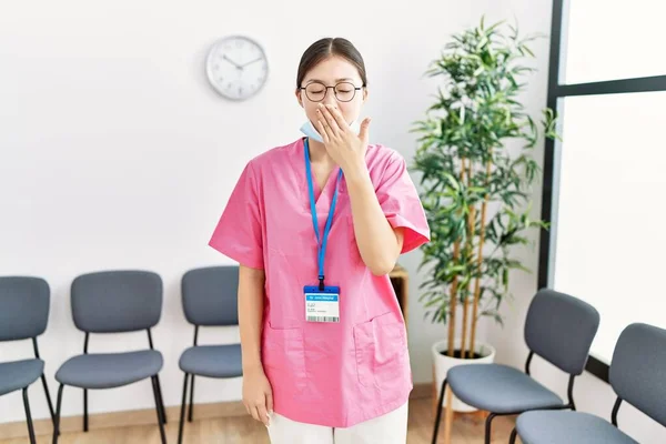 Young Asian Nurse Woman Medical Waiting Room Bored Yawning Tired — Fotografia de Stock