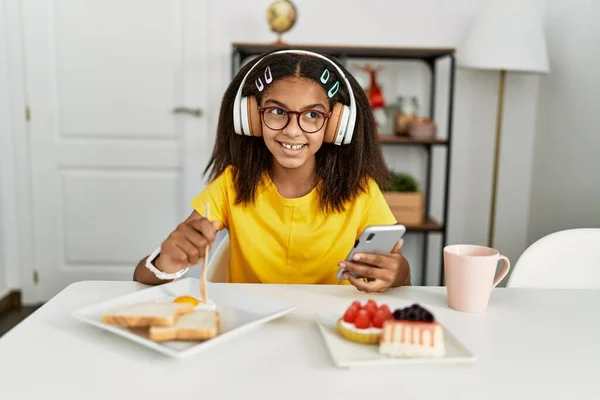 Afrikaans Amerikaans Meisje Ontbijten Luisteren Naar Muziek Thuis — Stockfoto