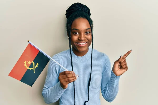 Afro Amerikaanse Vrouw Met Gevlochten Haar Houden Angola Vlag Lachend — Stockfoto