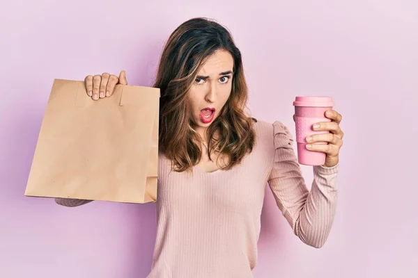 Menina Hispânica Jovem Segurando Tirar Saco Papel Café Rosto Choque — Fotografia de Stock