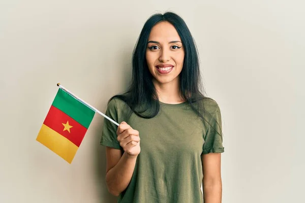 Mladá Hispánská Dívka Držící Kamerunskou Vlajku Vypadá Pozitivně Šťastně Stojící — Stock fotografie