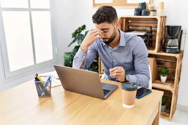 Giovane Arabo Uomo Stressato Utilizzando Laptop Lavoro Ufficio — Foto Stock