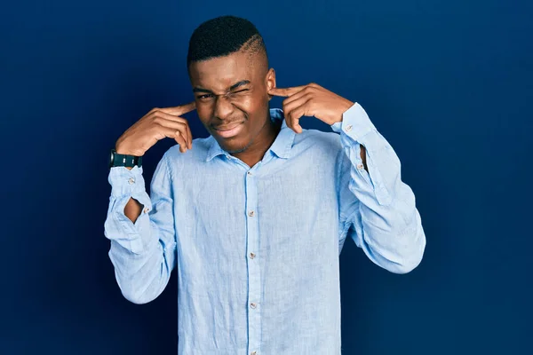 Νεαρός Αφροαμερικάνος Που Φοράει Καθημερινά Ρούχα Καλύπτοντας Αυτιά Δάχτυλα Ενοχλημένη — Φωτογραφία Αρχείου