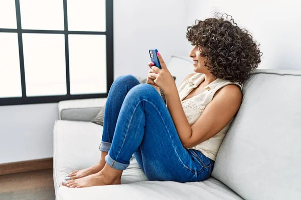 Joven Mujer Oriente Medio Sonriendo Confiado Usando Teléfono Inteligente Casa — Foto de Stock