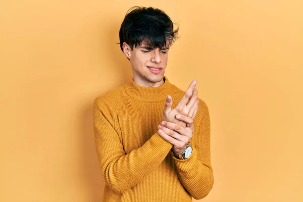 Hombre Joven Hipster Guapo Que Usa Suéter Amarillo Casual Que — Foto de Stock