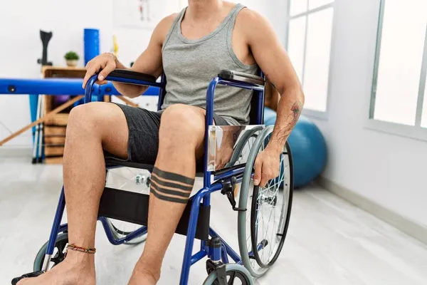 Klinikte Tekerlekli Sandalyede Oturan Genç Spanyol — Stok fotoğraf