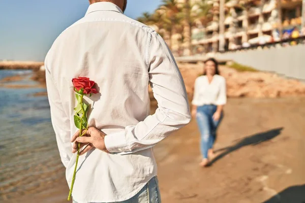 Mann Und Frau Überraschen Strand Mit Rose Auf Dem Rücken — Stockfoto