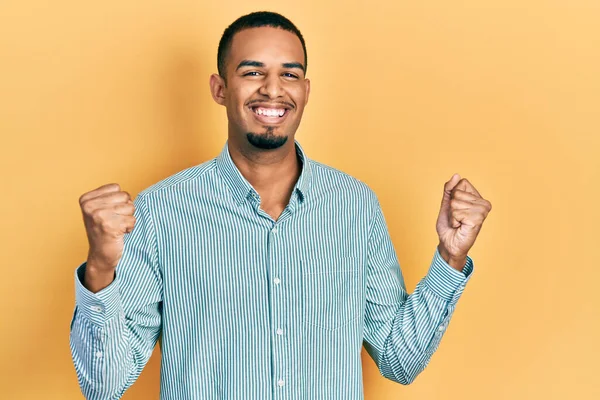 Jeune Homme Afro Américain Portant Des Vêtements Décontractés Criant Fier — Photo