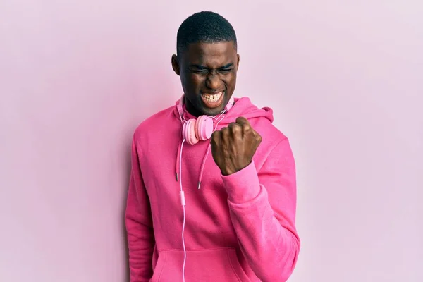 Genç Afro Amerikalı Adam Spor Kıyafetleri Giyiyor Kulaklık Takıyor Kızgın — Stok fotoğraf