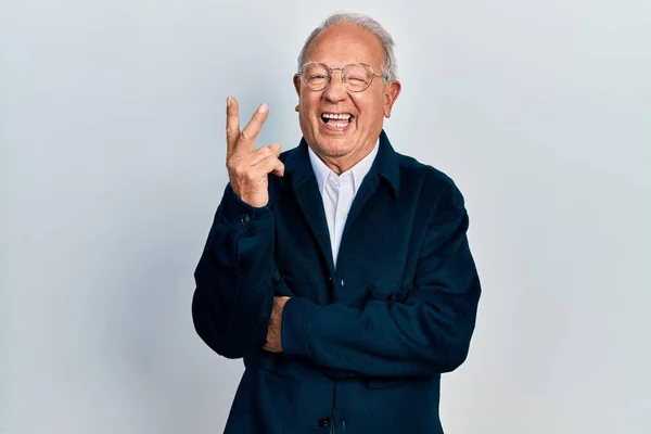 Homem Sênior Com Cabelos Grisalhos Vestindo Estilo Casual Óculos Sorrindo — Fotografia de Stock