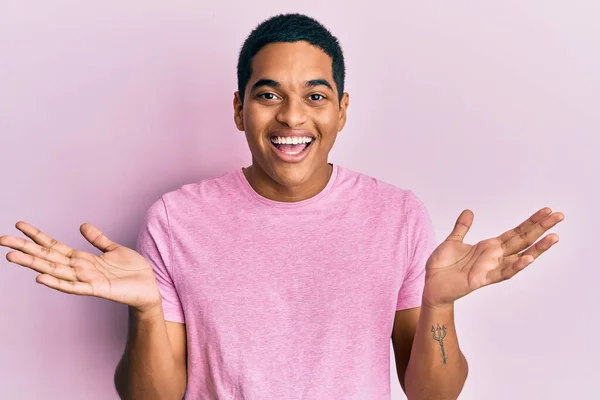 Jonge Knappe Latijns Amerikaanse Man Draagt Casual Roze Shirt Vieren — Stockfoto