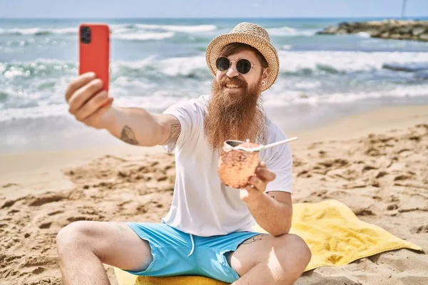 Jeune Rouquine Homme Boire Cocktail Faire Selfie Par Smartphone Plage — Photo