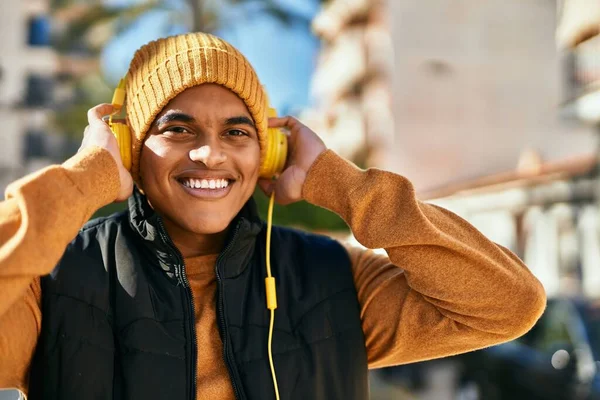 Jovem Latino Sorrindo Feliz Usando Fones Ouvido Cidade — Fotografia de Stock