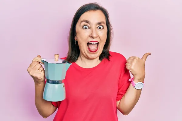 Middle Age Hispanic Woman Holding Italian Coffee Maker Pointing Thumb — Stock Photo, Image