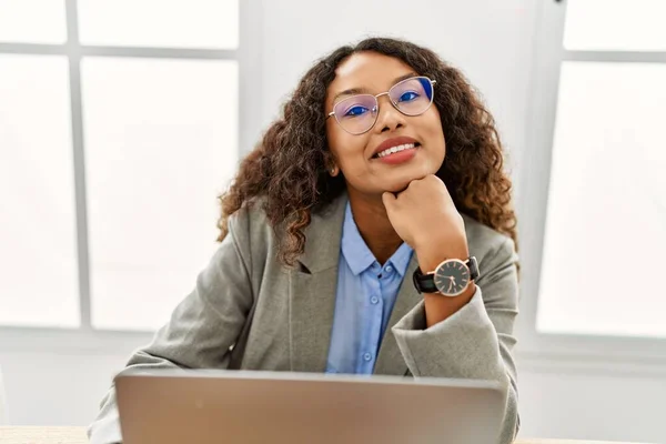 Jovem Latina Sorrindo Confiante Trabalhando Escritório — Fotografia de Stock