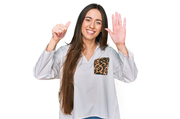Młoda Latynoska Dziewczyna Luźnych Ubraniach Pokazując Wskazując Palcami Numer Sześć — Zdjęcie stockowe