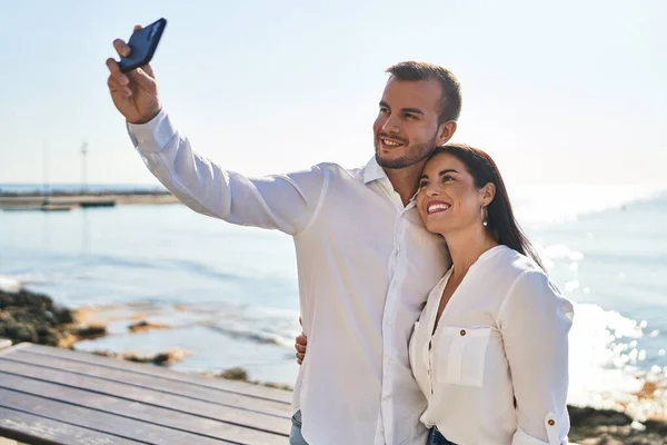 Man Vrouw Paar Knuffelen Elkaar Maken Selfie Door Smartphone Staan — Stockfoto