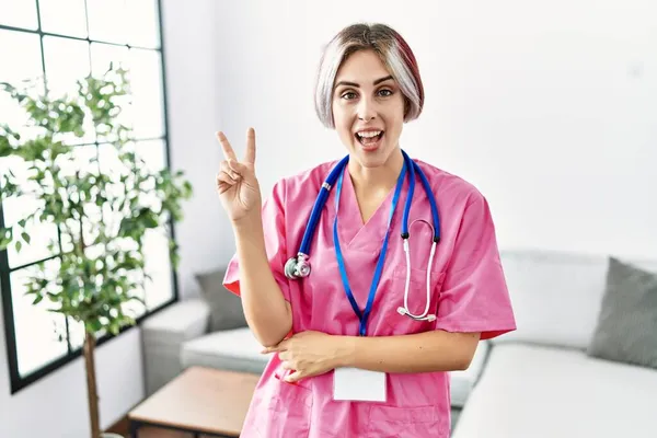 Junge Schöne Frau Arztuniform Und Stethoskop Lächelt Mit Glücklichem Gesicht — Stockfoto