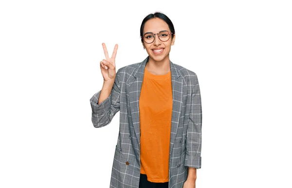 Νεαρή Ισπανόφωνη Κοπέλα Που Φοράει Επαγγελματικό Σακάκι Και Γυαλιά Που — Φωτογραφία Αρχείου