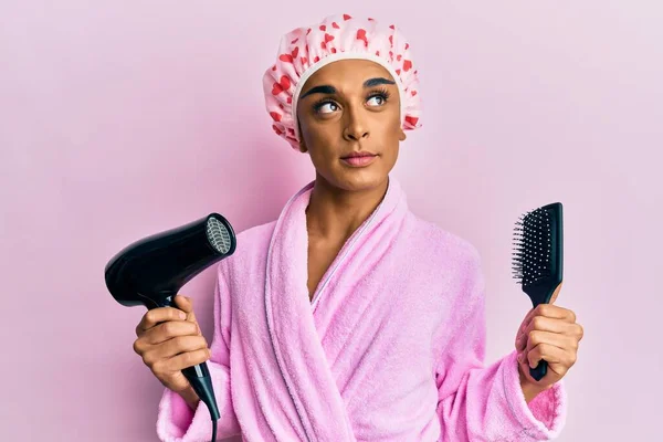 Hispánec Muž Sobě Make Nosit Sprchový Kout Drží Vysoušeč Vlasů — Stock fotografie
