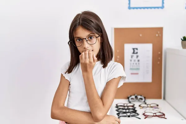 Ung Latinamerikansk Flicka Bär Glasögon Ser Stressad Och Nervös Med — Stockfoto