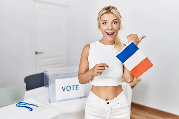 Молодая Кавказская Женщина Выборах Парламент Флагом Франции Указывая Пальцем Вверх — стоковое фото