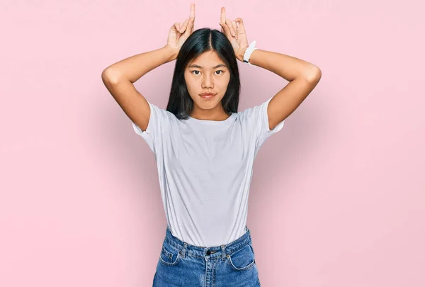 Mooi Jong Aziatisch Vrouw Dragen Casual Wit Shirt Doen Grappig — Stockfoto