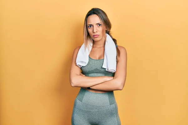 Krásná Hispánka Sportovním Oblečení Ručníku Skeptická Nervózní Nesouhlasný Výraz Tváři — Stock fotografie
