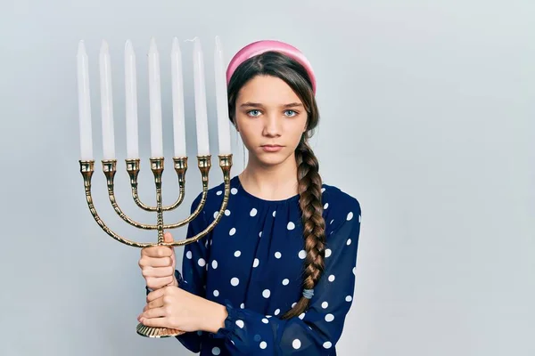 Menina Morena Jovem Segurando Menorah Hanukkah Vela Judaica Cético Nervoso — Fotografia de Stock
