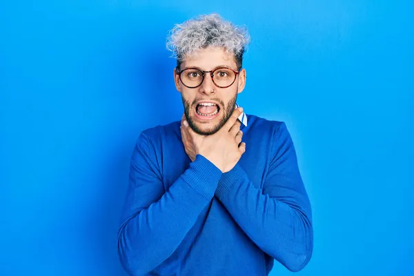 Joven Hombre Hispano Con Pelo Teñido Moderno Usando Suéter Gafas —  Fotos de Stock