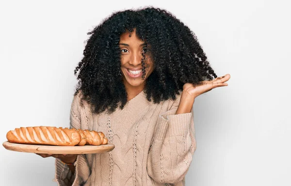 Junge Afroamerikanerin Hält Tablett Mit Brot Und Feiert Sieg Mit — Stockfoto