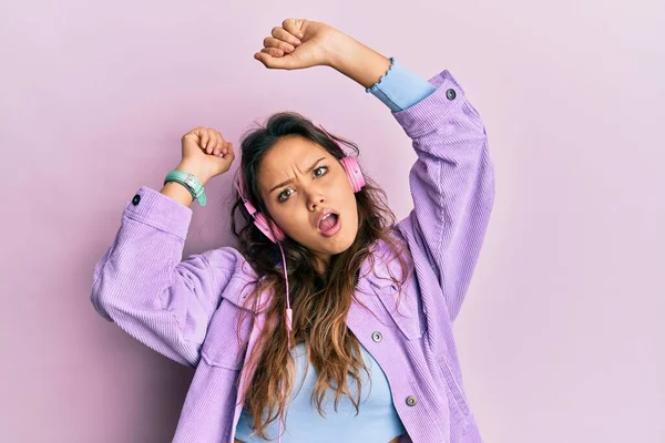 Joven Chica Hispana Bailando Escuchando Música Usando Auriculares Cara Choque —  Fotos de Stock