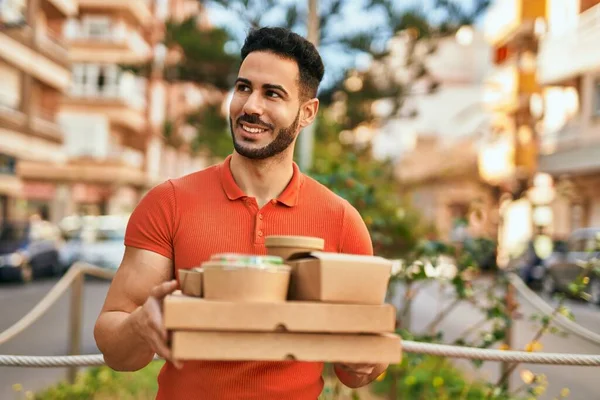 Jovem Hispânico Sorrindo Feliz Segurando Tirar Comida Cidade — Fotografia de Stock