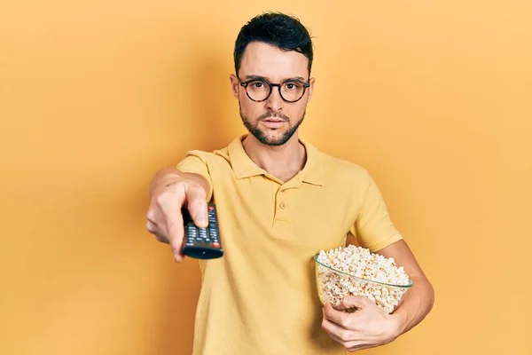 Junger Hispanischer Mann Der Popcorn Mit Der Fernseh Steuerung Isst — Stockfoto