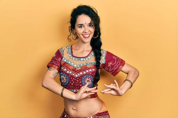 伝統的なベリーダンサーの衣装を着た若いインド人女性 身体と手でエキゾチックな東洋のダンスを踊る — ストック写真