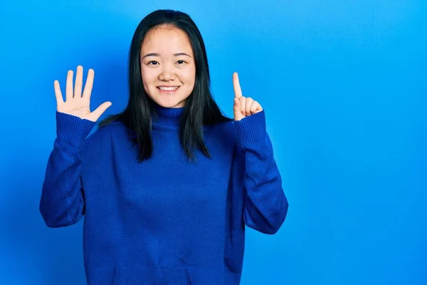 Fiatal Kínai Lány Alkalmi Ruhákat Visel Mutatva Mutogatva Hatos Számú — Stock Fotó