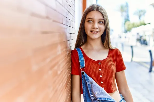 Biały Nastolatek Dziewczyna Uśmiech Szczęśliwy Stojąc Miasto — Zdjęcie stockowe