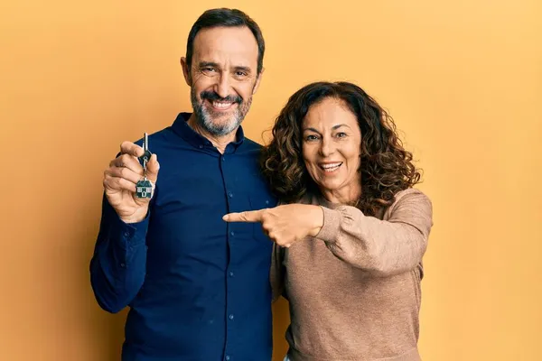 Medelåldern Latinamerikanskt Par Håller Nycklar Till Nya Hem Leende Glad — Stockfoto