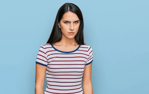 Ung Latinamerikansk Flicka Bär Tillfällig Randig Skjorta Skeptisk Och Nervös — Stockfoto