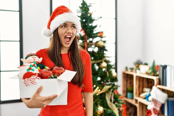 Genç Esmer Kadın Elinde Süslerle Noel Ağacının Yanında Sinirli Kızgın — Stok fotoğraf