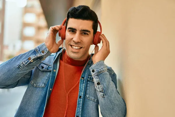 Young Hispanic Man Smiling Happy Using Headphones City — Stock Photo, Image