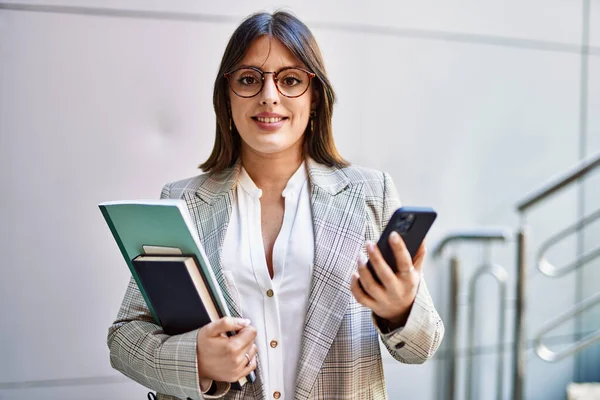 Ung Latinamerikansk Affärskvinna Ler Glad Med Smartphone Stan — Stockfoto