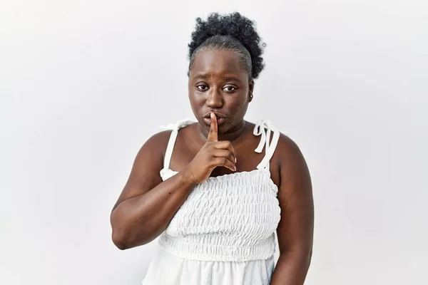 Mujer Africana Joven Pie Sobre Fondo Blanco Aislado Pidiendo Estar — Foto de Stock