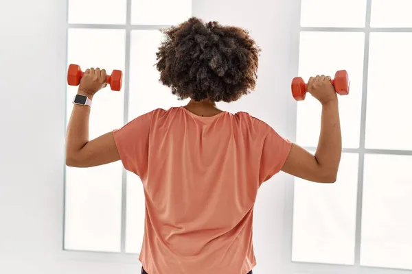 Young African American Woman Training Using Dumbbells Sport Center — Stock Photo, Image