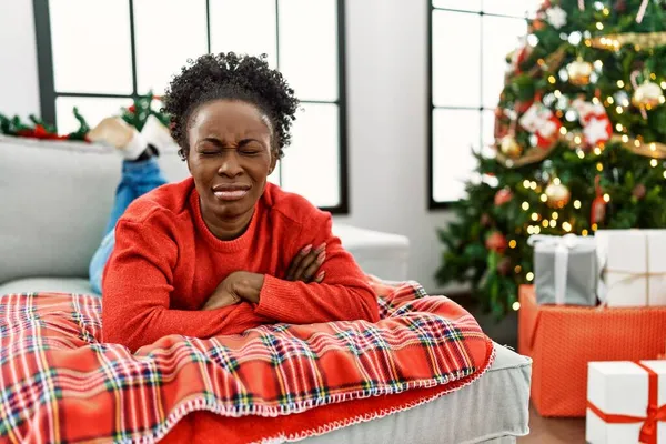 Jovem Afro Americana Deitada Sofá Junto Árvore Natal Com Mão — Fotografia de Stock