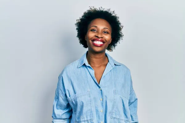 Mladá Africká Americká Žena Sobě Ležérní Oblečení Vypadá Pozitivně Šťastně — Stock fotografie