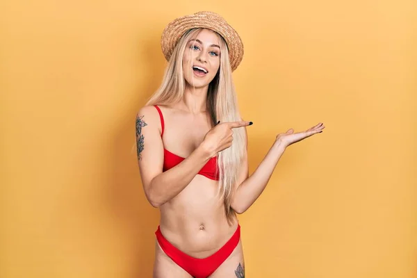Mulher Caucasiana Jovem Vestindo Biquíni Chapéu Verão Espantado Sorrindo Para — Fotografia de Stock